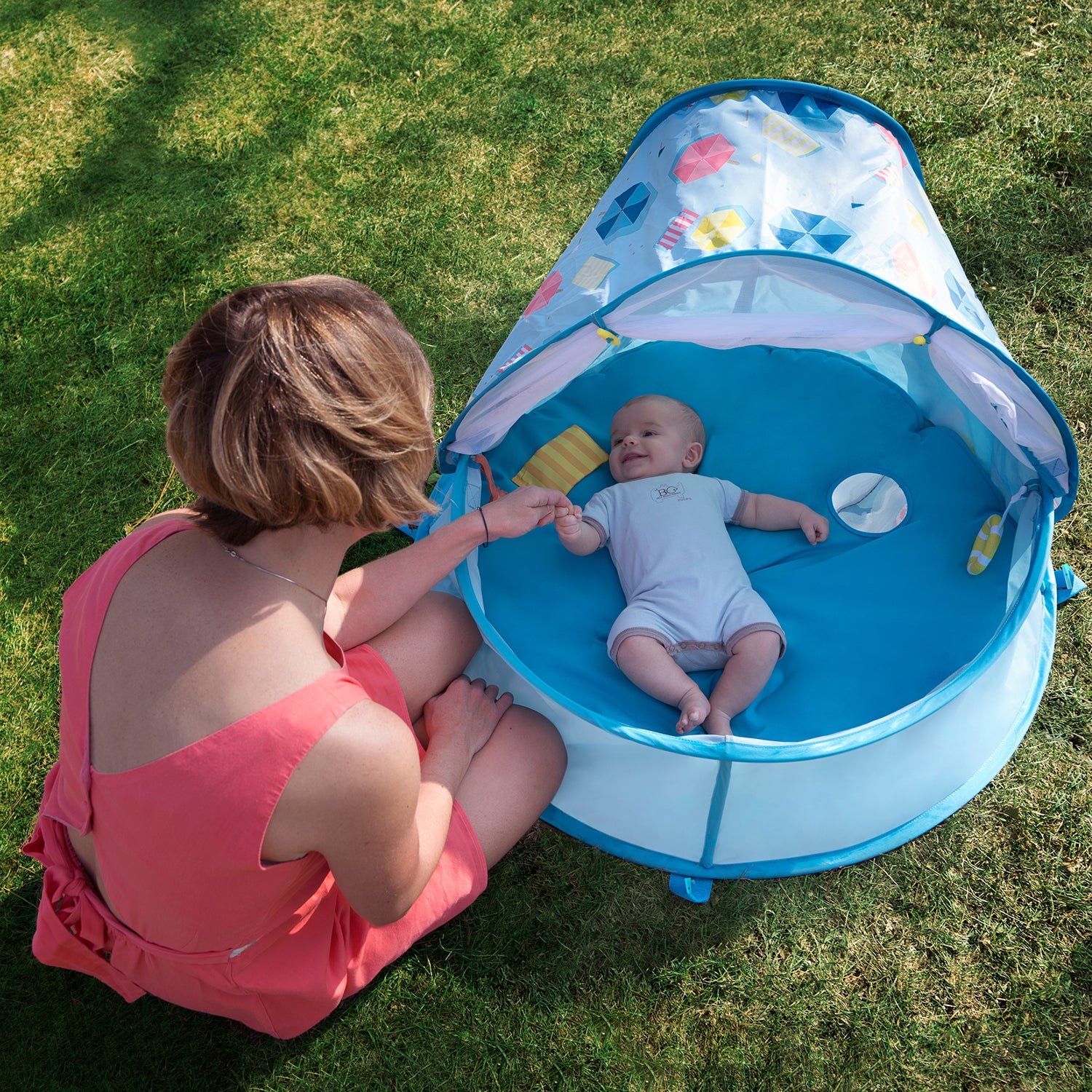 Pop up Anti uv beach tent for babies infants and toddlers. Mosquito proof pop up tent. Pool pop up tent. Tent with pool. Pool can be turned into ball pit tent. Sun shelter for babies with pool. Fill water in the tent to turn it into a pool tent. Kiddie pool. Blue design in kiddie pool. Baby pool.
