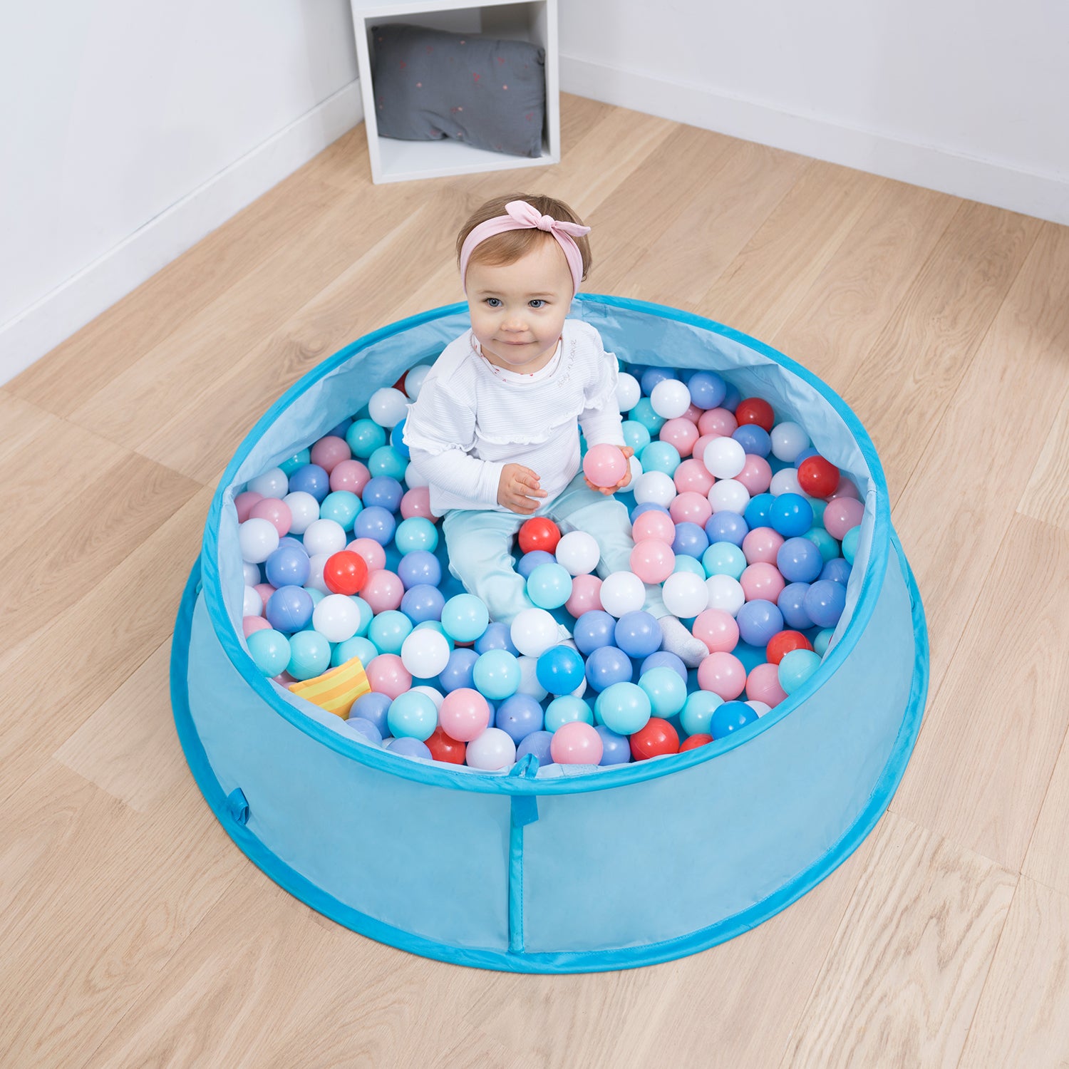 Pop up Anti uv beach tent for babies infants and toddlers. Mosquito proof pop up tent. Pool pop up tent. Tent with pool. Pool can be turned into ball pit tent. Sun shelter for babies with pool. Fill water in the tent to turn it into a pool tent. Kiddie pool. Blue design in kiddie pool. Baby pool.